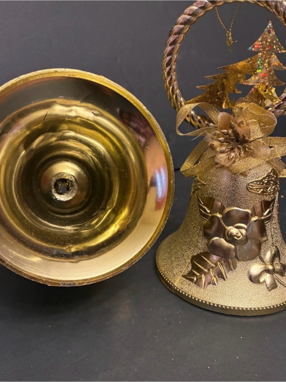 2 gold colored Christmas bells decoration - Picture 2 of 3